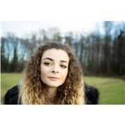 Studentessa universitaria impartisce lezioni di inglese e spagnolo a studenti fino alla quinta superiore